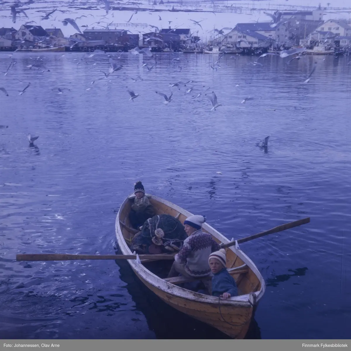 Foto av barn i robåt i Båtsfjord havn 

Bak til høyre kan man se Voiebruket

Så til venstre: Trygve Nilsen bruket, så enda et Trygve Nilsen bruk, så Antonsenbruket, så Trygve Nilsen bruk igjen (helt til venstre)

Foto trolig tatt på 1960/70-tallet