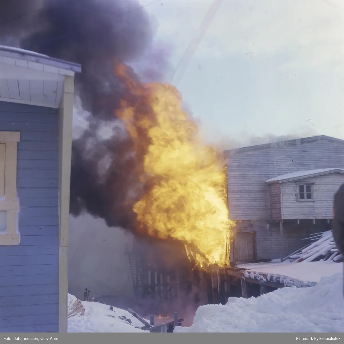 Foto av brann på kai, antagelig i Finnmark 

Muligens Produksjonslageret i Båtsfjord (fiskebruk) eller Trygve Nilsen kaia (usikkert hvilket)

Foto trolig tatt på 1960/70-tallet