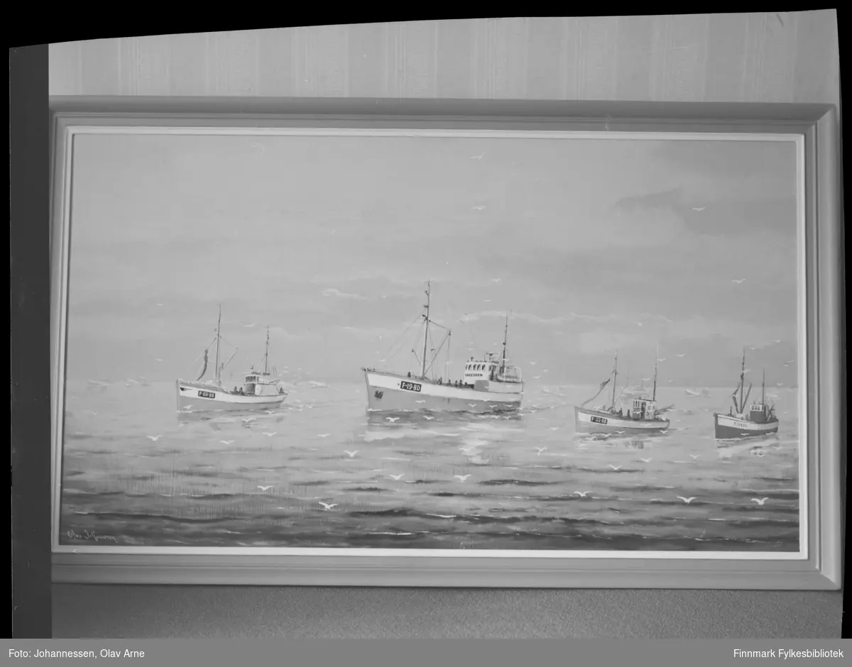 Foto av et maleri av Olav Johannessen 

Maleriet portretterer 4 Båtsfjordbåter på havet

Fra venstre er båtnummrene: F-32-BD, F-19-BD, F-22-BD, F.134.VN

Båt som er nr. 2 fra venstre hadde navn Stentor

Navnene på resten finnes i merkeregisteret med eiernes navn