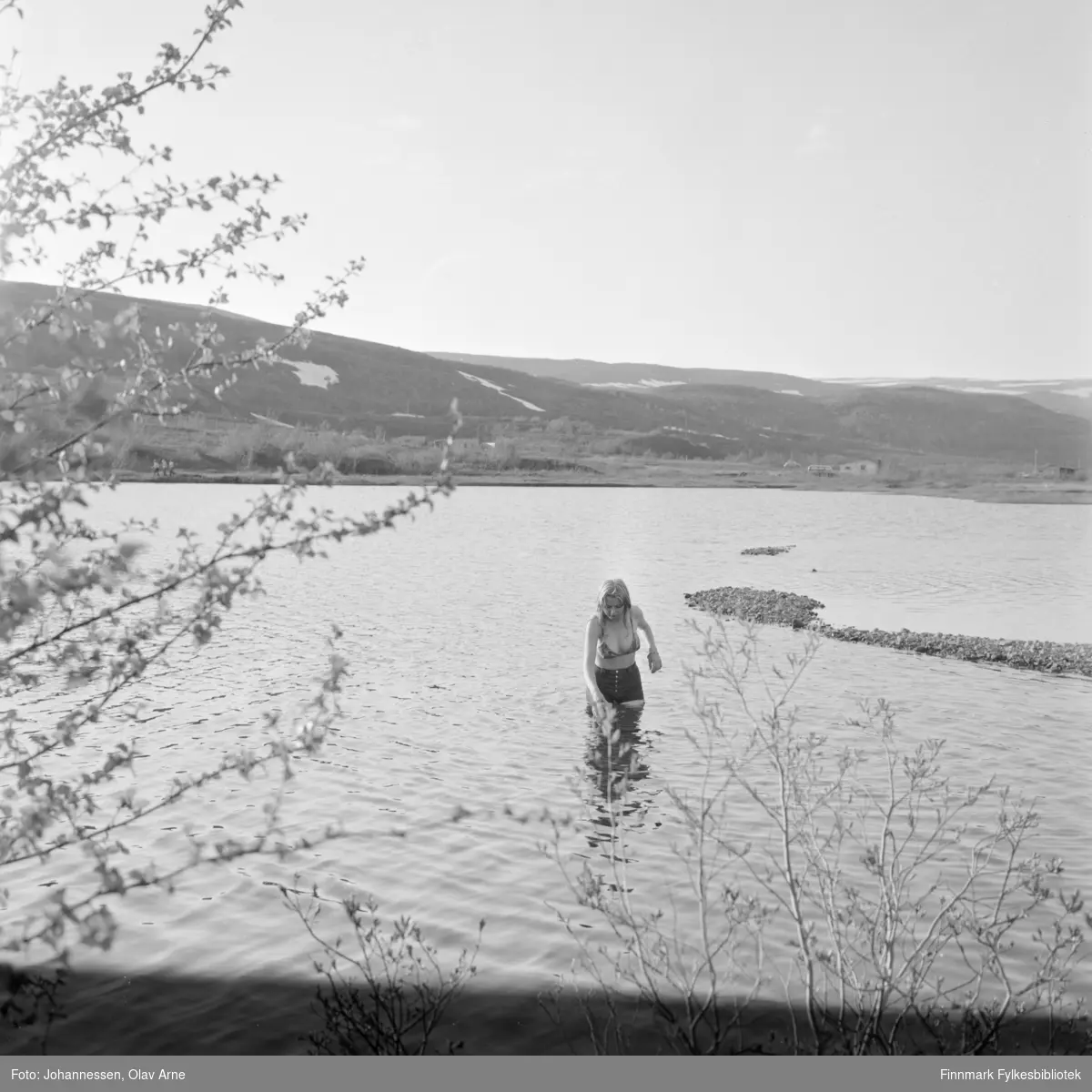 Gunn Inger Gårdvik bader i Båtsfjord

Foto trolig tatt på tidlig 1970-tallet