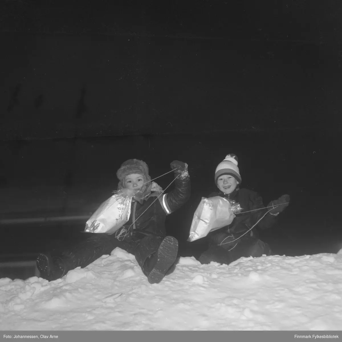 Ukjente barn leker i snø

Foto trolig tatt på tidlig 1970-tallet, Båtsfjord (Finnmark)