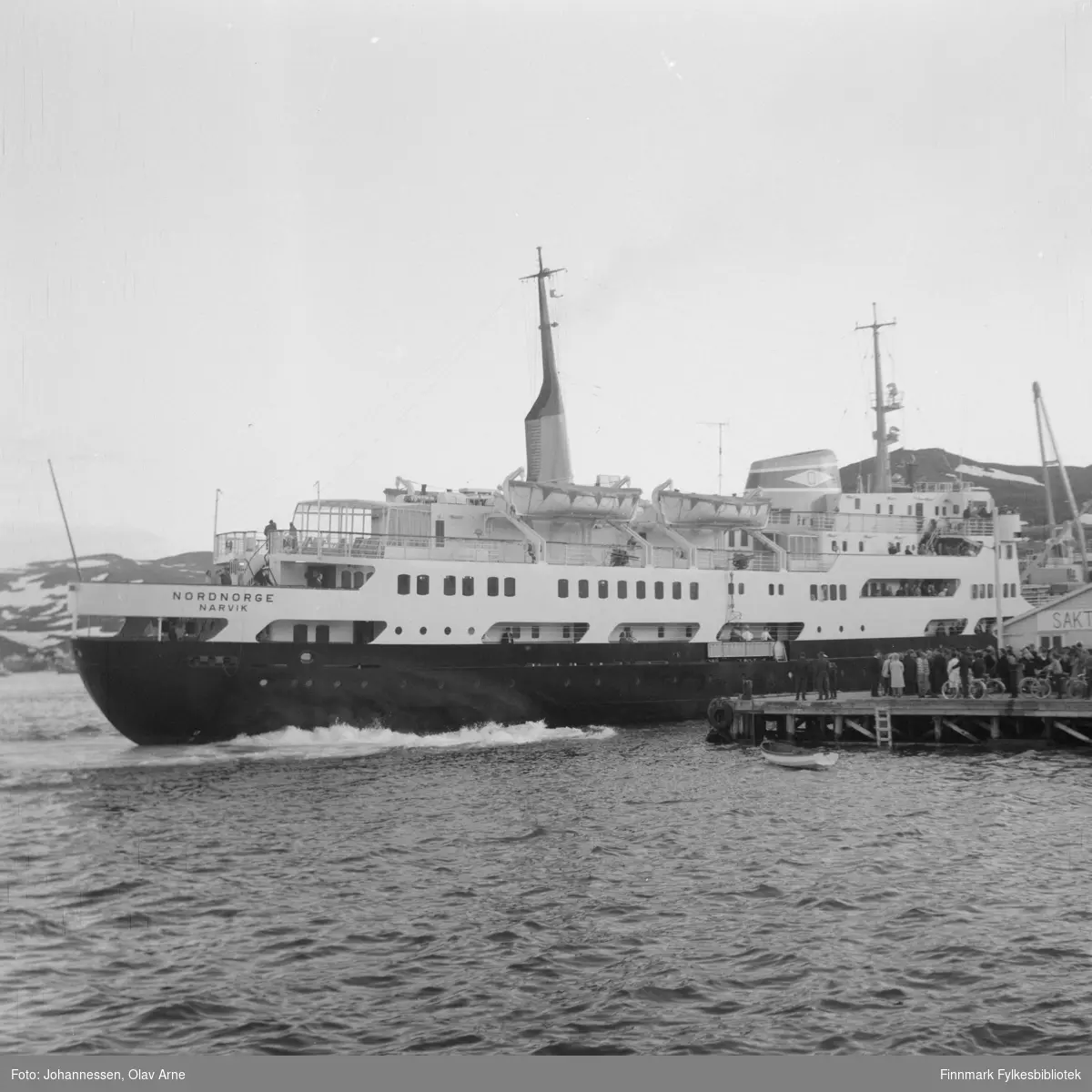 Navnet er "Nordnorge" med Narvik som registreringshavn. Skipet tilhørte Ofotens Dampskibsselskab, og ble bygget ved Akers Mek. Verksted i 1964. Skipet ankommer gamle DS kai i Båtsfjord.
