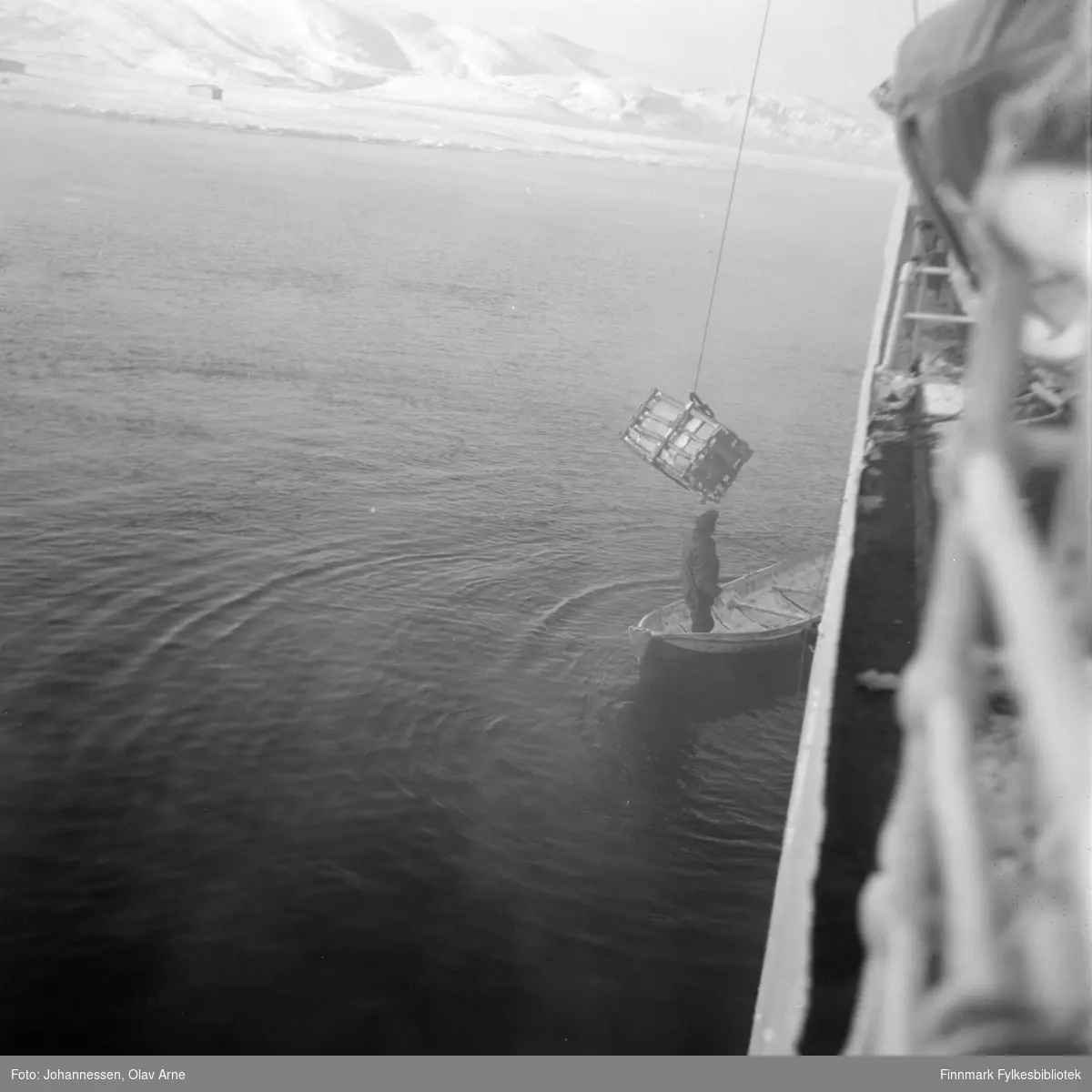 Foto tatt ombord fiskefartøy 

En mann står i en robåt ved siden av 

Foto tatt på ukjent sted

Foto trolig tatt på 1970-tallet