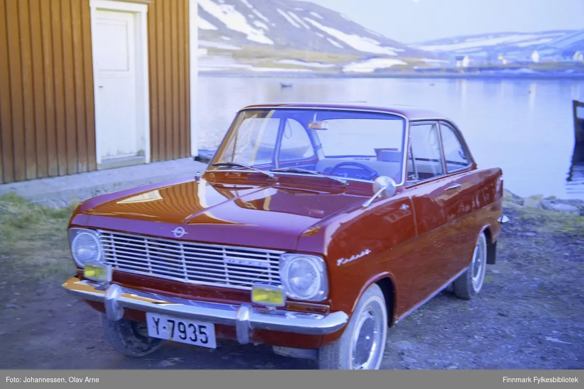 Bilen tilhørte maler/fotograf Olav Johannessen. Modell Opel kadett coupe

Fotografert på Tromsfisk/Haabet i Båtsfjord

Skiltnummer Y- 7935 