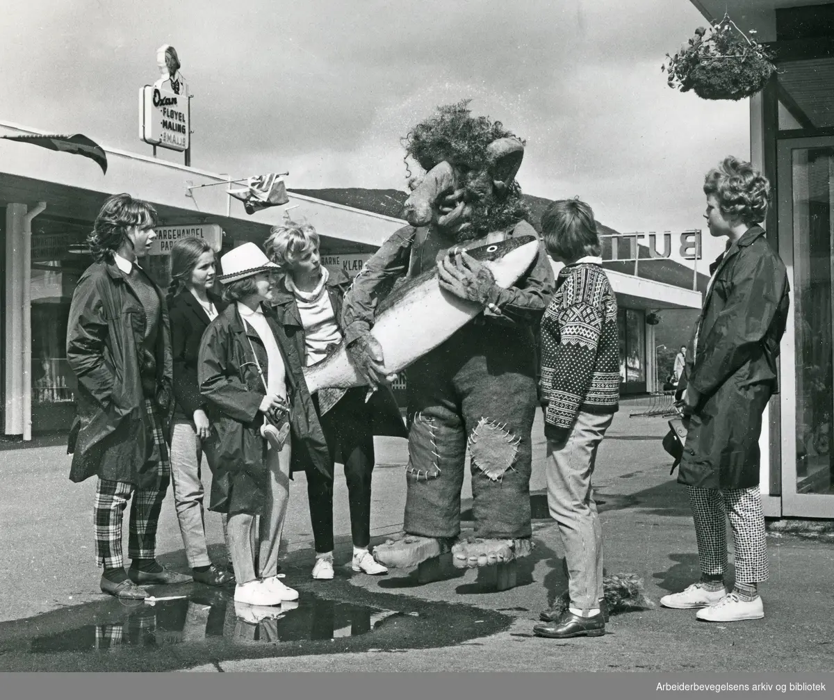 Unge turister på Veitvet Senter. Juni 1964.