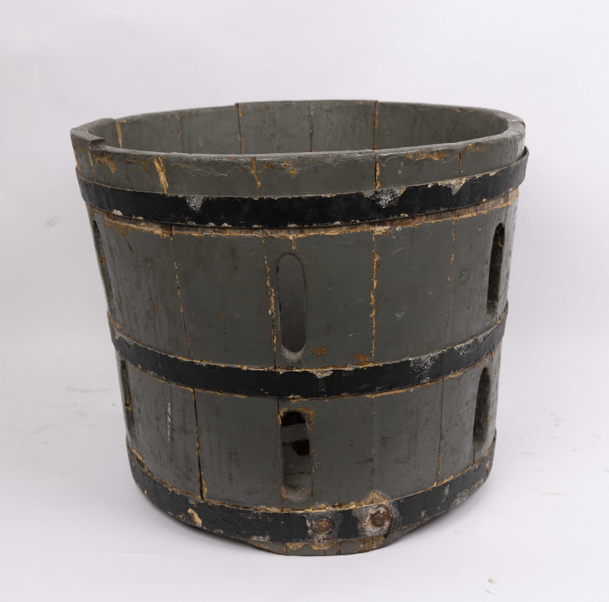 Trebøtte. Sylinderformet balje med band av jern. Bunn laget av tregitter for at vann skal kunne renne ut.