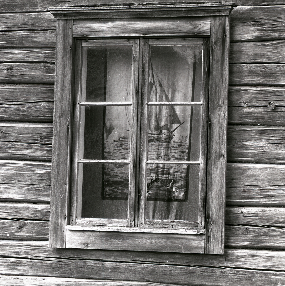 Ett fönster med en målad rullgardin vid Utegården den 12 augusti 1990.