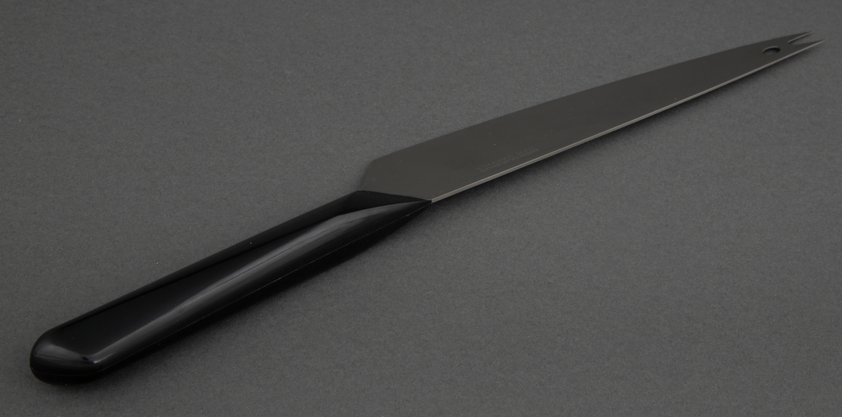 Kokkekniv /Flerbrukskniv i rustfritt stål med svart, kantete nylonskaft. Skaftet er festet skrått til bladet. Utstanset oval øverst i knivbladet for oppheng.