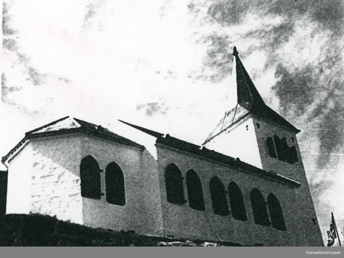 Grense Jakobselv. Bilde av Oscar II kapell tatt i 1951 ennå mens kapellet var hvitkalket. 