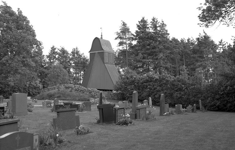 Torps kyrkas klockstapel och kyrkogård.