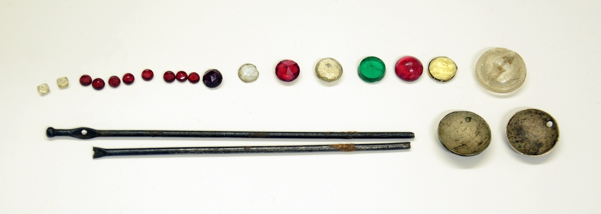 Samling deler/utstyr til smykkeproduksjon, bl.a. 17 små steiner av glass.