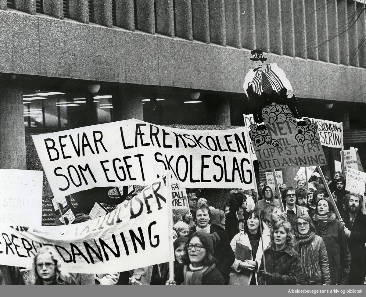 Lærerskolestudentene demonstrerer. Udatert. ca 1975-1979.