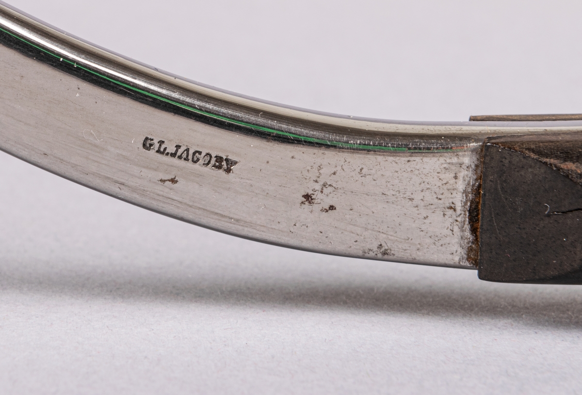 Förlossningsinstrument, med hake av stål och med trähandtag. Märkt G.L. JACOBY.
