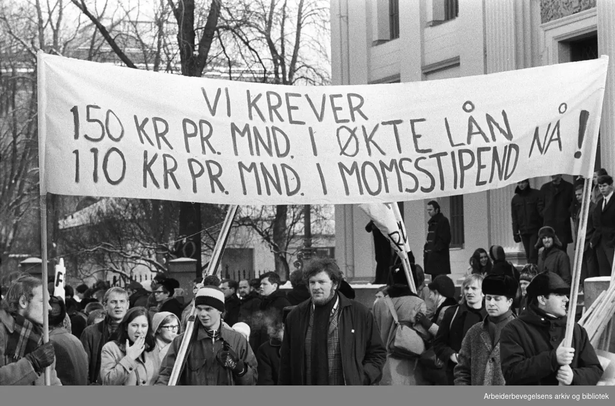 600 studenter i demonstrasjonstog mot Moms utenfor Universitetet i Oslo. Februar 1970