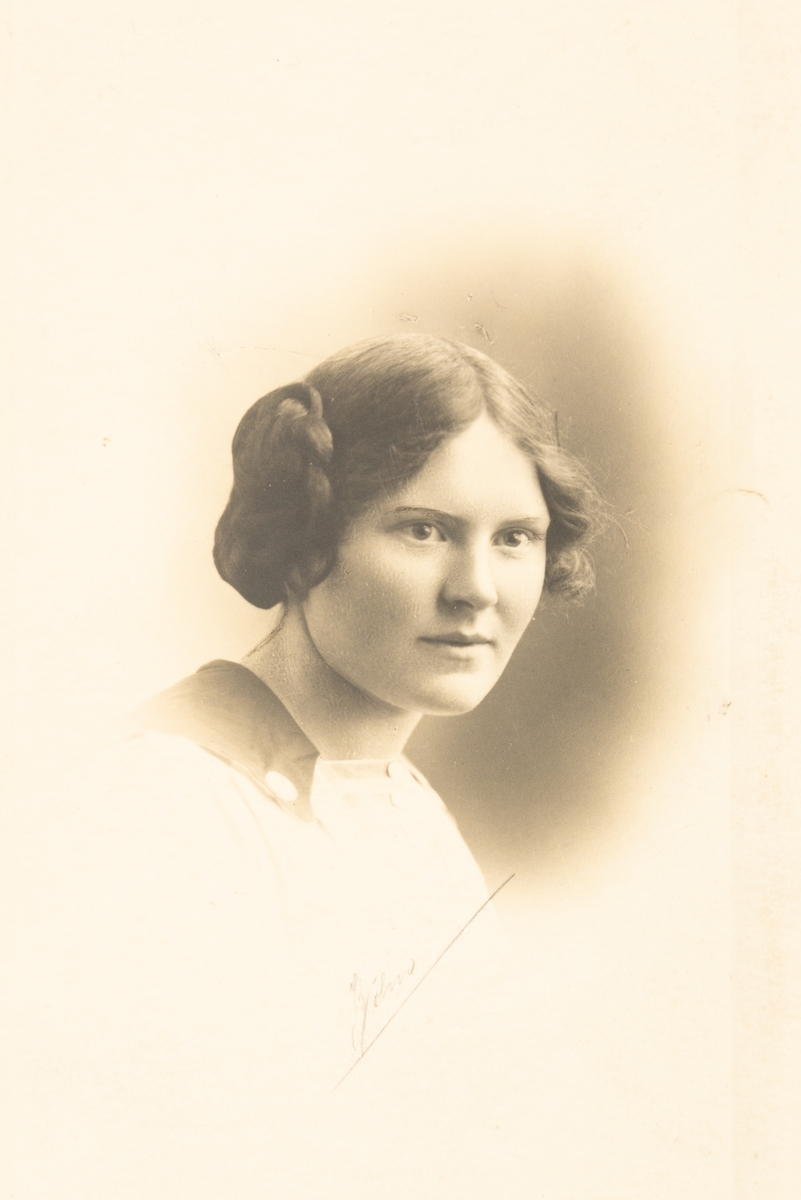 Portrettfotografi av Anna Grostøl (1894-1962).