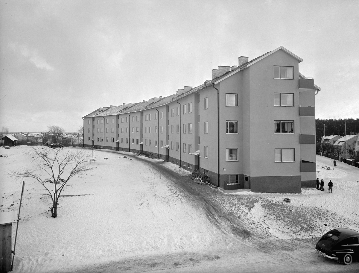 Skedagatan 1A-1E i Linköping. Dokumentation kort efter att huslängan stått klar 1954.