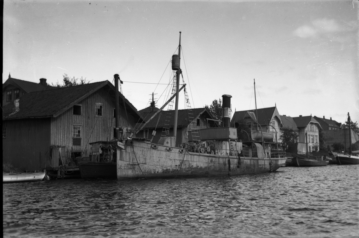 Foto av Hvalbåter "Gama" av Sandefjord til brygga hos K. Vetlesen

Fotosamling etter fotograf og kringkastingsmann Rikard W. Larsson (31.12.1924 - 08.06.2015).
