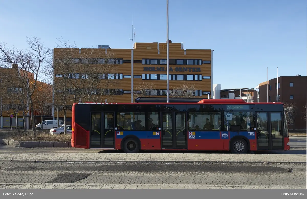 Holmlia senter, bussholdeplass, buss 77 til Bjørndal