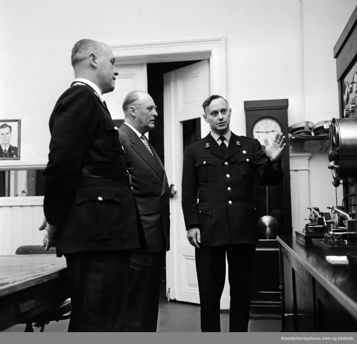 Møllergata 19. Besøk av Kong Olav. Politimester Johan Gjerde og førstebetjent Jørund Berger. Juni 1963