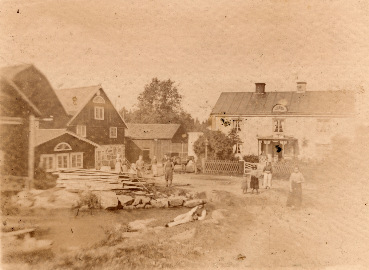 Handpappersbruk i Kvillsfors, Vetlanda kommun. Bruket vid Emån hade privilegium från 15 dec. 1779. På platsen fanns även en mjölkvarn och en såg.