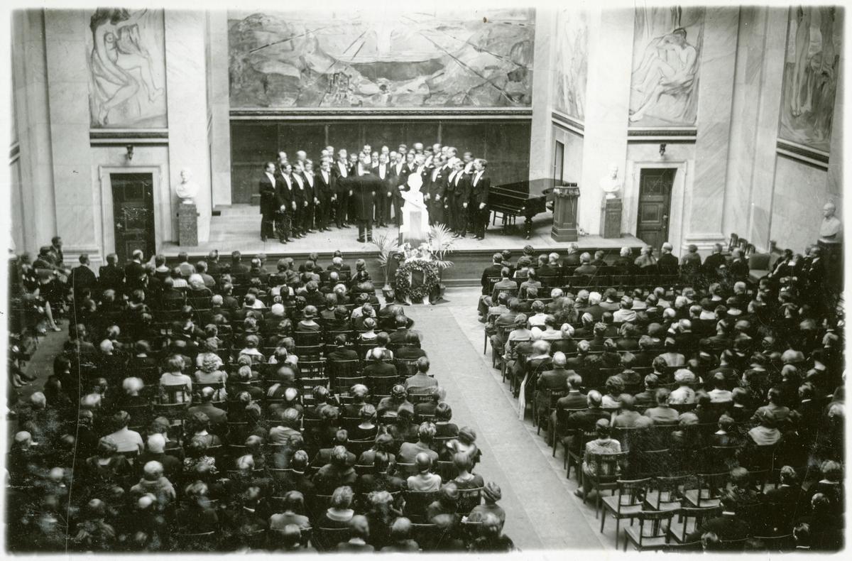I aulaen, Oslo Universitet. Kor - Minnedagen for Roald Amundsen - 14. desember 1928.