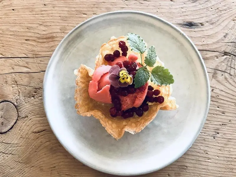 Krumkakedrøm

Hjemmebakt krumkakeskål med vaniljeis eller bringebærsorbet fra Kulinaris, sesongens frukt, bær og blomster.