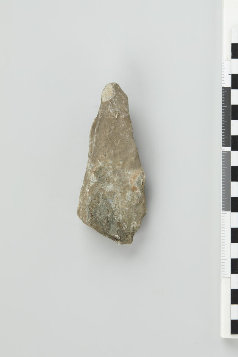 Fragment muligens av emne til stenøks av nøstvettype, stykkets lengde 10,4 cm.