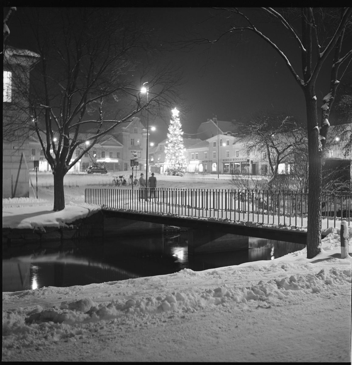 Julgran på Stora torget sedd från Södra Strömgatan och gångbron, 31 dec 1950