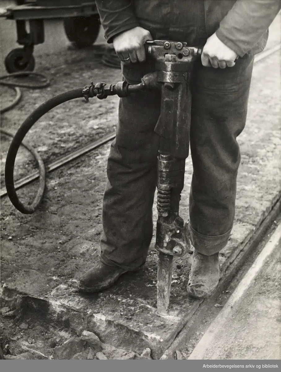 Pressluftbor. Trikkeskinner. Veiarbeid. Foto August 1954