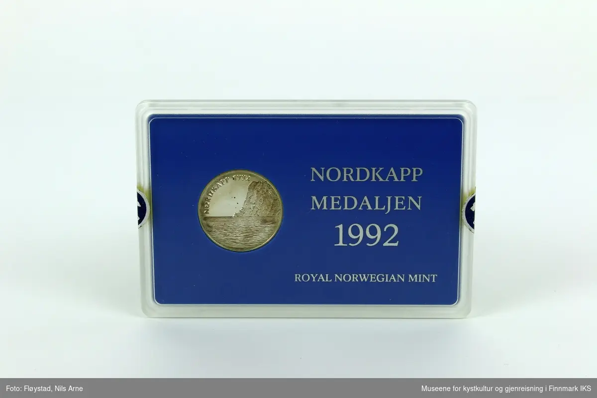 En jubileumsmedalje i sølv med gravert dekor og etui.

Medaljen består av sterlingsølv (925 S). Den har en diameter på 31 millimeter, med en tykkelse på 1,5 millimeter og en vekt på 6,4 gram. Medaljen er produsert i et begrenset opplag av Den Kongelige Mynt, i forbindelse med Nordkappmuseets 10-års jubileum 1982–1992.  

Medaljens advers (framside) er gravert med motiv av Nordkapplatået og havet i forgrunnen, med "NORDKAPP 1992" gravert ved siden av. Medaljens revers (bakside) er gravert med en kartskisse over Finnmark og "NORGE" på den nedre halvdelen. På den øvre halvdelen er det gravert "NORDKAPPMUSEET HONNINGSVÅG", i tillegg til museets logo som er et øsekar. Medaljen er designet av Danuta Haremska.     

Medaljen ligger i et rektangulært etui laget av plexiglass, med et blått skumgummi lignedene materiale på innsiden. På framsiden ved siden av mynten står det "NORDKAPP MEDALJEN 1992" og rett under står det "ROYAL NORWEGIAN MINT" i sølvfarge. På baksiden står det spesifikasjoner om medaljen og medaljesettet i sølvfarge.