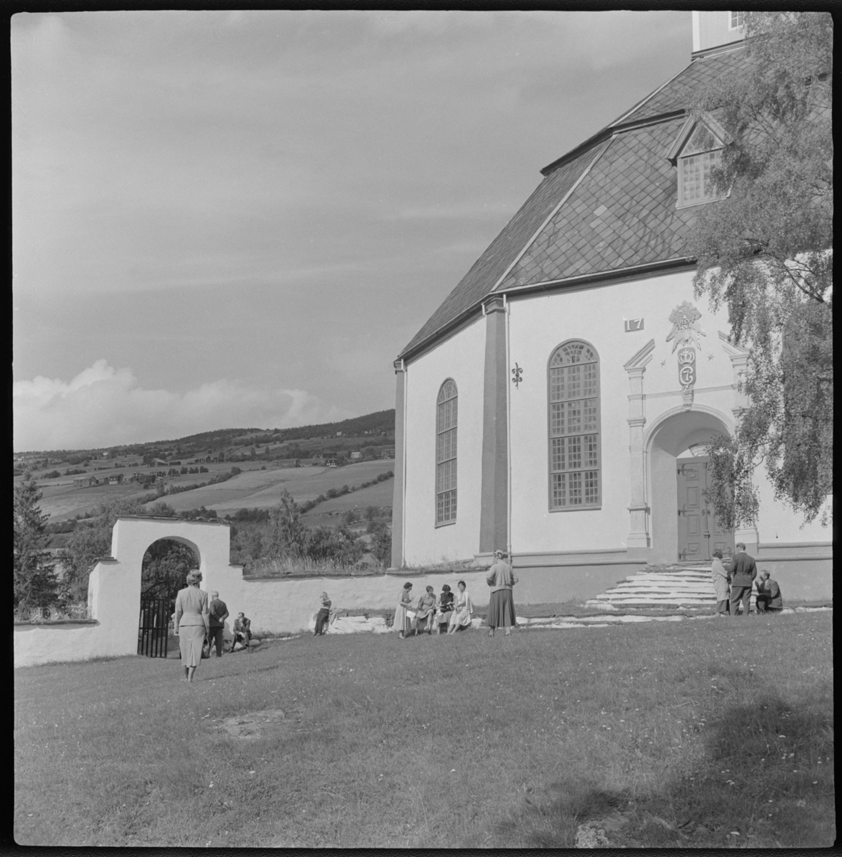 Besøkende utenfor Sør-Fron kirke.
