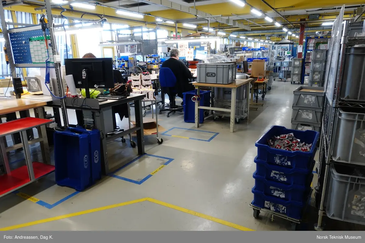 Avdeling for manuell montering i 1. etasje i ELKO-fabrikken i Åmot i Modum