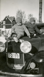 Otto Kikkan Sættem og Olaf Sættem på farfar Olaf Sættems bil