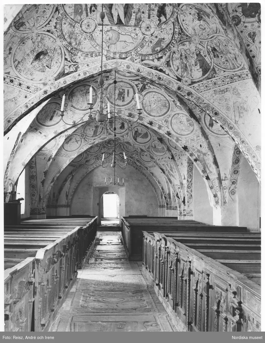 Östergötland. Interiör av Risinge gamla kyrka, även kallad Sankta Maria kyrka från senare hälften av 1100-talet.