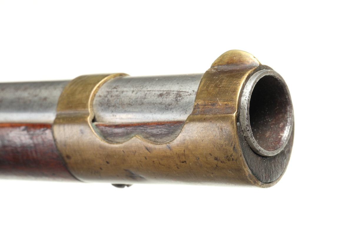 Flintlåspistol bestående av helstock med näsband, varbygel, sidoplatta och kolvkappa i mässing. Låset är av stål, förutom fängpannan som är i mässing. Pipan är slätborrad med en diameter på 17,6 mm. På pipan står instämplat "W 1830-1830", samt "A"
Inskrivet i huvudkatalogen 1974.