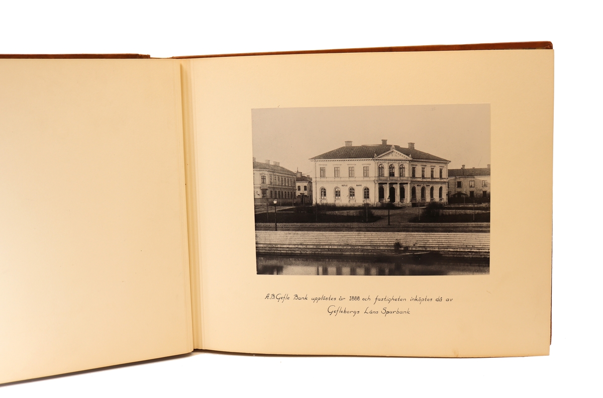 Diverse bilder från Gefleborgs läns sparbanks verksamhet på kyrkogatan 33 i Gävle. Mellan åren 1903 - 1947.