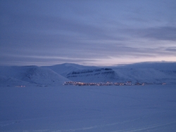 Longyearbyen sett fra Mälardalen.