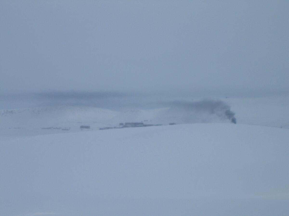 Barentsburg sett fra andre siden av Grønfjorden.