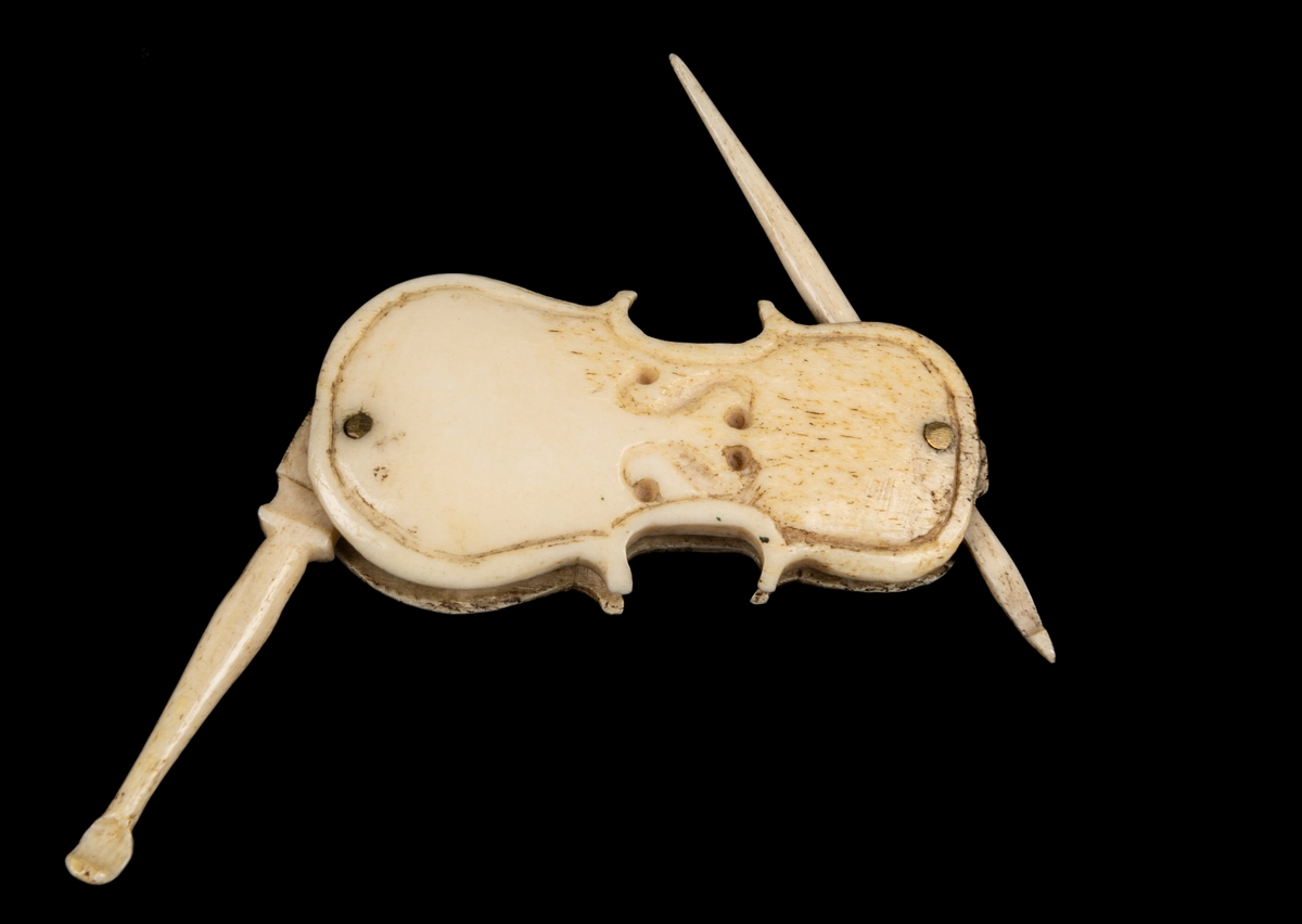 Tandpetare och öronpetare av elfenben, fodral i form av fiol.