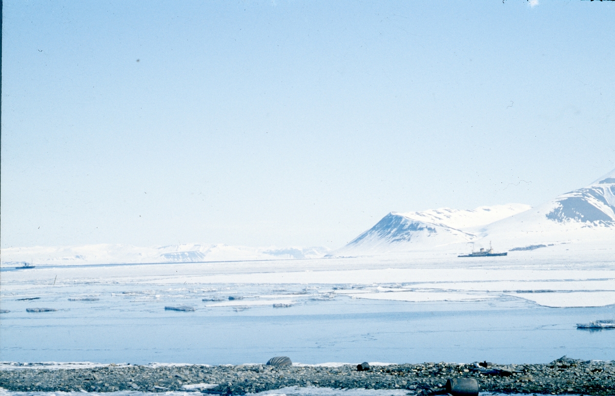 Russisk isbryter lager råk. Bilde fra Bjørnar Nilsen, sønn av stiger Johannes Nilsen Støpseth som kom opp i 1948 og var her i 40 år.