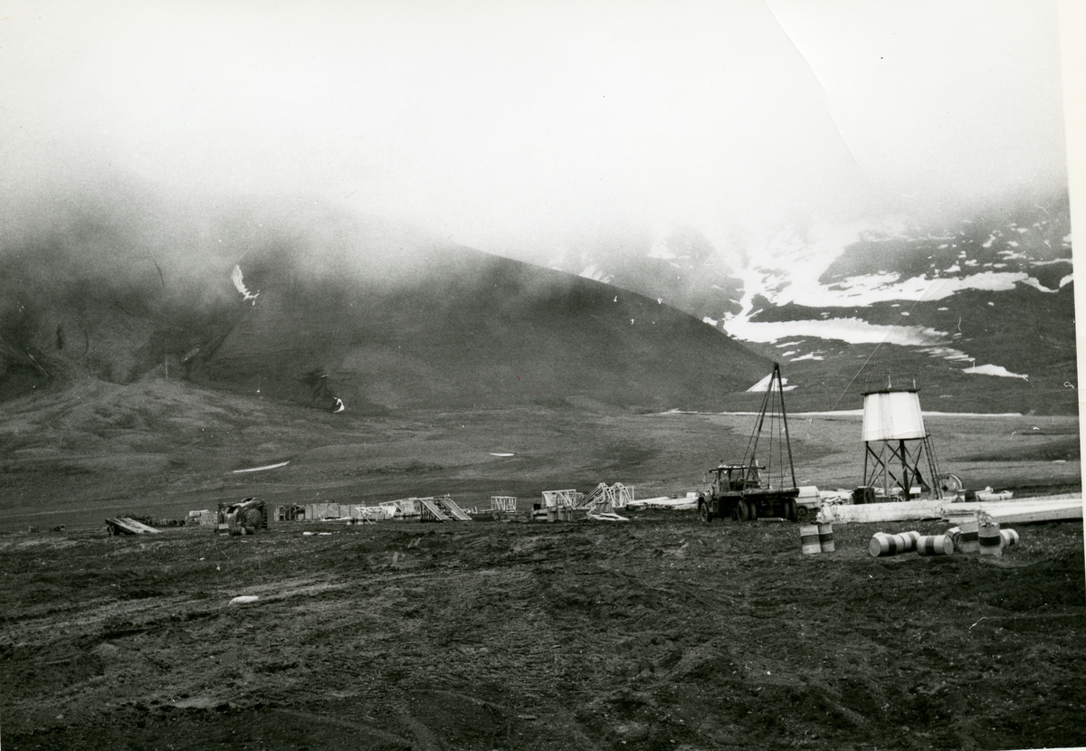 Boretårn og brakker på Blåhuken ved Van Mijenfjorden. Det amerikanske selskapet Caltex(California Texas Oil Company) boret  til 3304 meter, og dette er fortsatt den dypeste brønnen som er boret på Svalbard