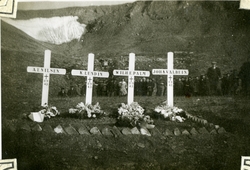Gravene til  4 av de som omkom i Barentsburg under Operasjon