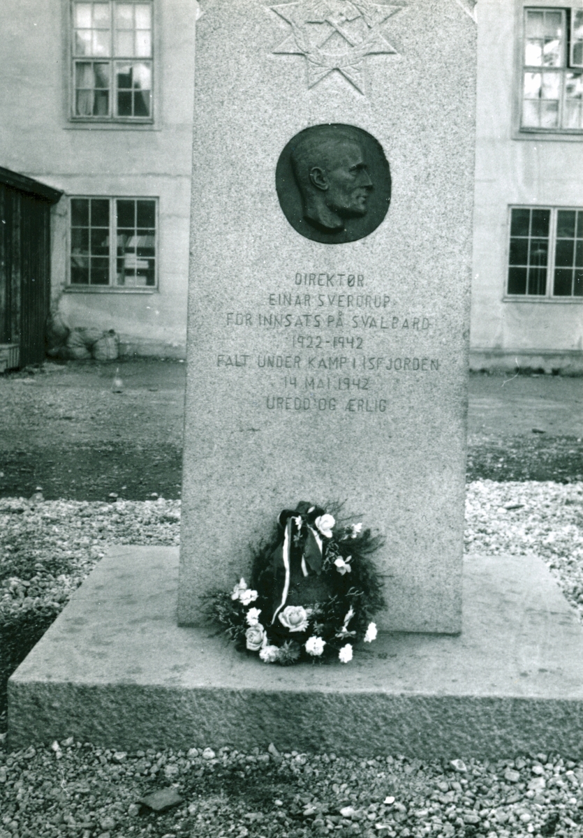 Krans Ved Bautaen 17 Mai 1960 Ved Huset Svalbard Museum Digitaltmuseum