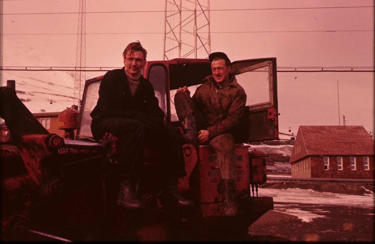 Arne T. Pedersen og hans bror Kåre G. Pedersen på bulldoser på Skjæringa våren 1959