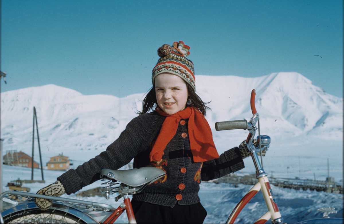 Min første sykkel! Tone Nødtvedt utenfor Svalbard kirke i 1958.  Hiortfjellet i bakgrunnen.