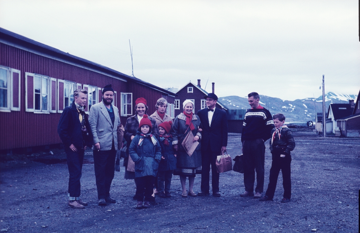 På besøk i Ny- Ålesund før familiene Nødtvedt og Helle skulle være med Nordsyssel nordover.Fra venstre: Odd Helle, ukjent, Astrid Helle, Tone Nødtvedt, Solveig Nødtvedt, Randi Nødtvedt, Ranveig Nødtvedt, Kåre Engan, ukjent, Eigil Nødtvedt.