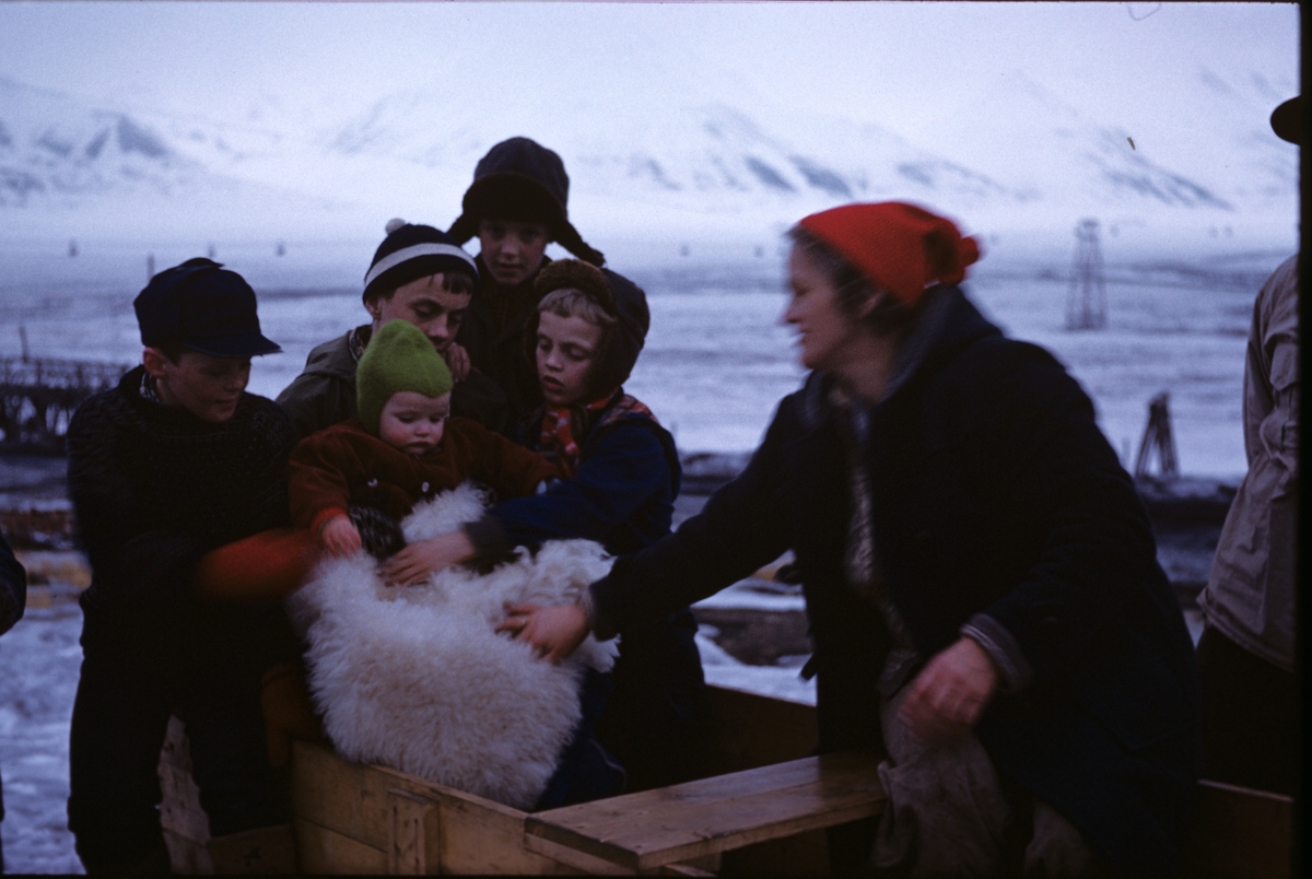 Familien Hansen med flere i slede vinteren 1960. Fra venstre:  Eigil Nødtvedt, Bjørn-Helge Hansen med søsteren Grete Hansen på fanget, Rolf Hansen og fru Helene Hansen, ukjent.