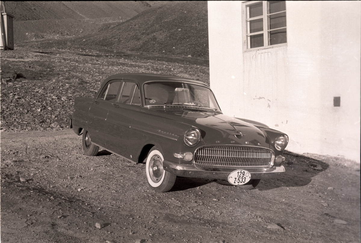 En Opel Kaptein ved Rosekjelleren i  juli 1960