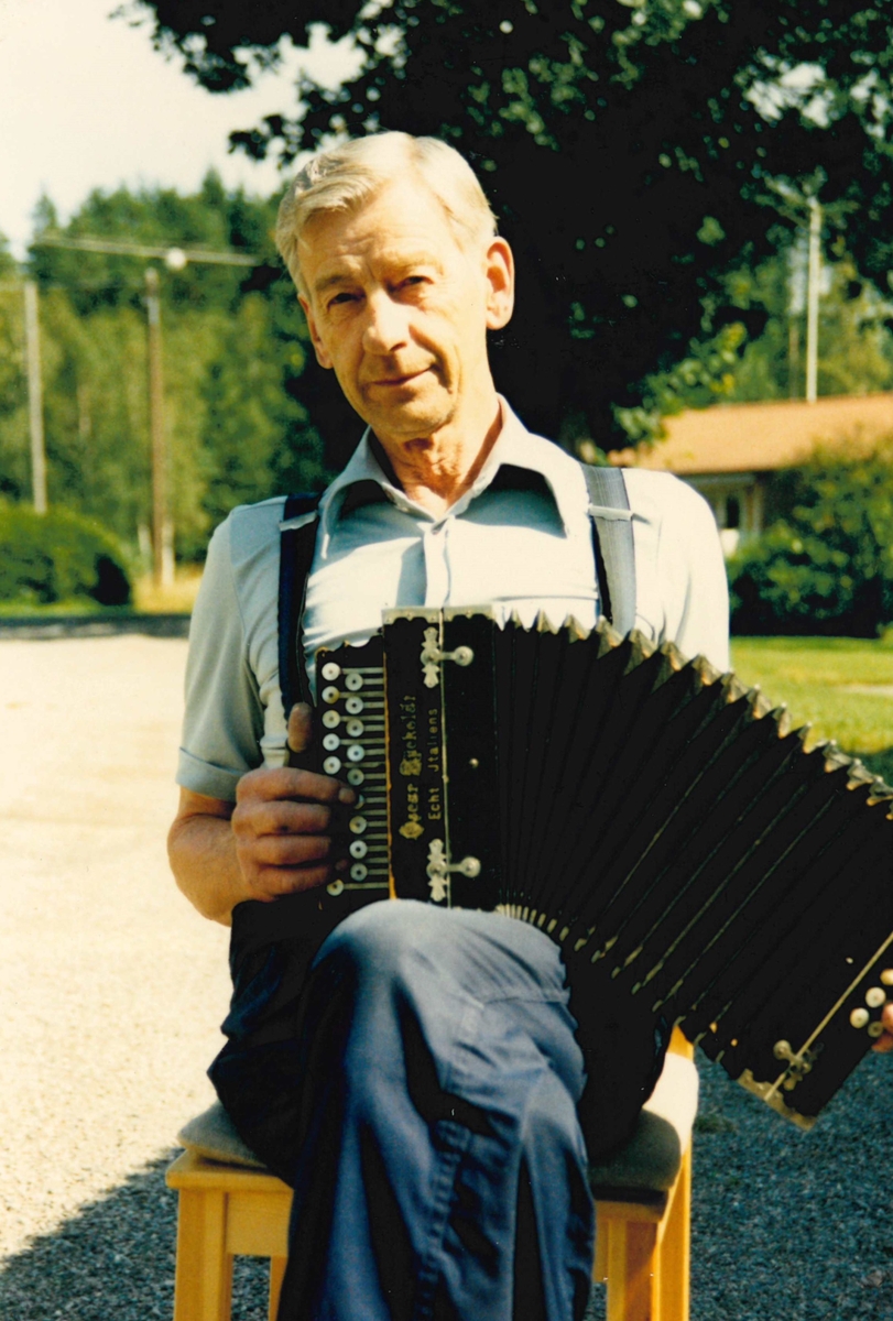 Inspelning med Stig Bräck i Glava. Inom Folkmusikprojektet gjordes från 1976 och några år framåt, inspelningar på magnetband när spelmän berättar om sitt musicerande och spelar låtar på sina instrument. På några av inspelningarna förekommer även sång och dans.