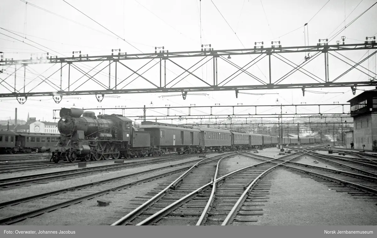 Damplokomotiv type 30b nr. 362 med nattoget fra Stockholm. Lokomotivet skyver toget fra Oslo Østbanestasjon til Lodalen